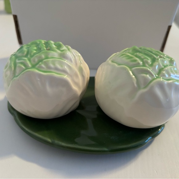 Vintage ceramic cabbage salt and pepper shakers set. - Picture 3 of 3